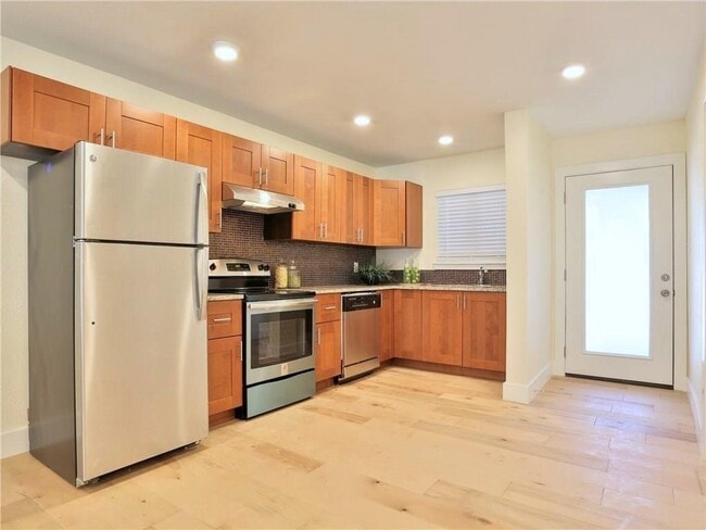 Building Photo - 909 Reinli St