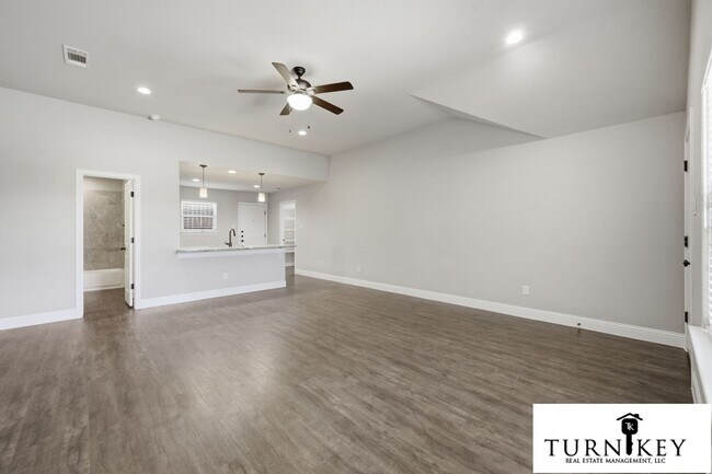 Foto del edificio - 1325-1329 White Sand Dr.