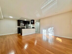 Building Photo - 860 S Ardmore Ave