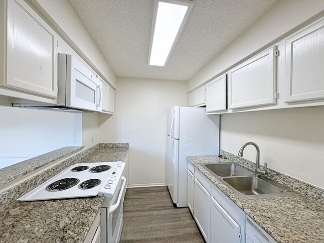 Building Photo - 2  Bedroom Condo off Essen near local Hosp...