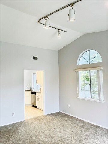 Building Photo - 746 E San Bernardino Rd