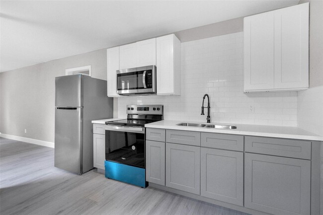 Building Photo - This beautifully remodeled duplex offers m...