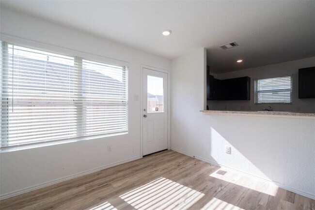 Foto del edificio - 14538 Broadbury Pond Rd