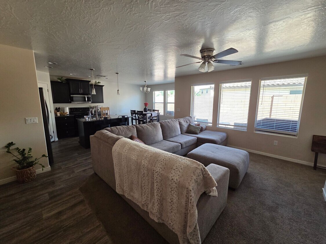 Foto del edificio - Desert Canyon Living - 3 Br/2Ba with 2 Car...