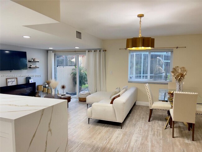 Foto del edificio - 568 N University Dr