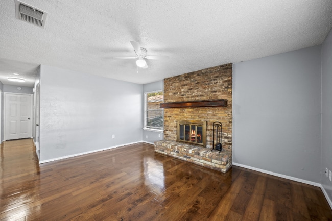 Foto del edificio - 2208 Viewtop Ln