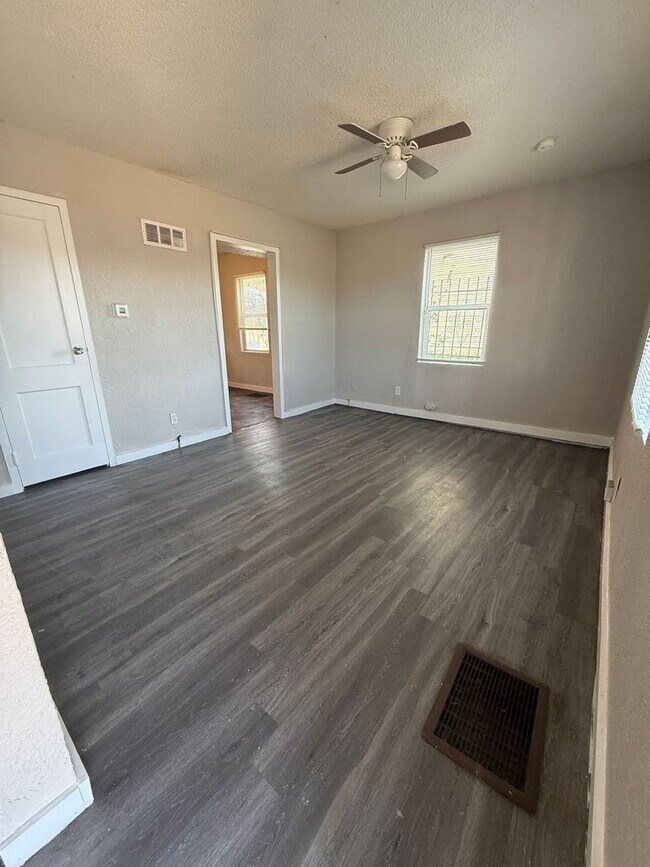 Foto del edificio - 2 bedroom townhome right off the highway!