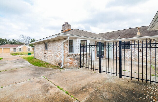 Foto del edificio - 9323 Claridge Dr