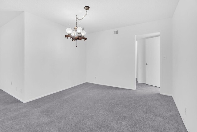 Building Photo - Sunny Garden-Level Condo Minutes from Old ...