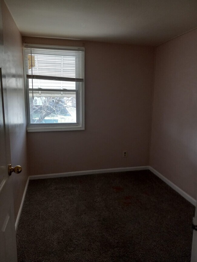 Building Photo - 802 Regis