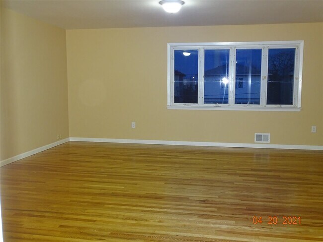 Building Photo - 51 Isabella Ave
