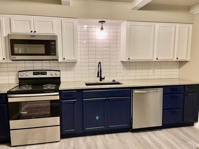 Foto del edificio - COMPLETE REMODEL - 3 BED 2 BATH 2 CAR - LO...