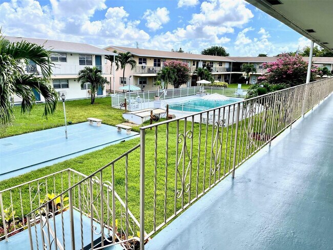 Foto del edificio - 7401 Pines Blvd