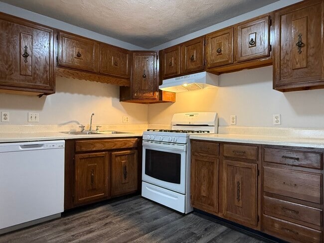 Building Photo - 11 Kenmar Dr