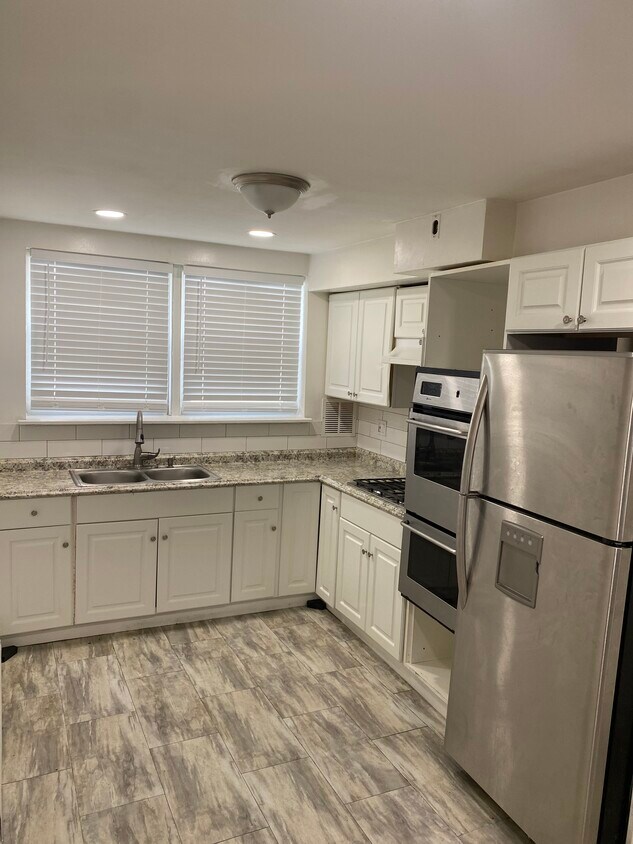 Gourmet kitchen double sinks - 217 19th Ave