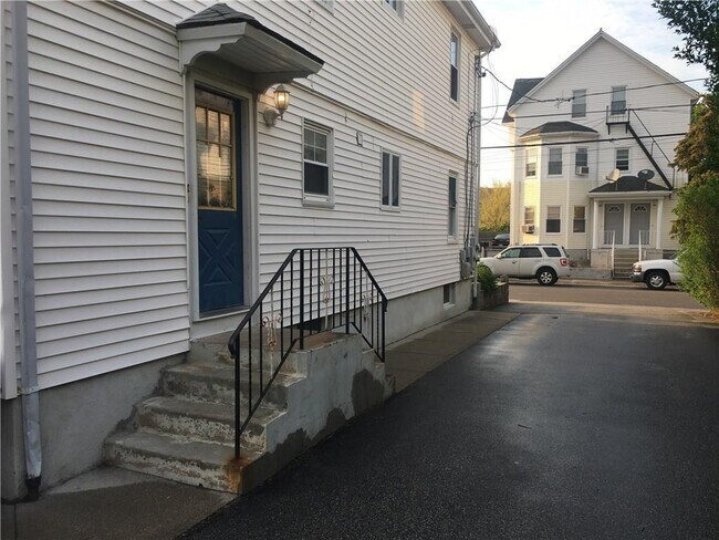 Foto del edificio - 113 Hunts Ave