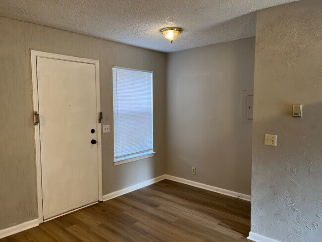 Foto del edificio - 2 Bedrooms 1 1/2 Baths Townhouse Minutes To Downtown Nashville, Tn ONE MONTH OF FREE RENT!