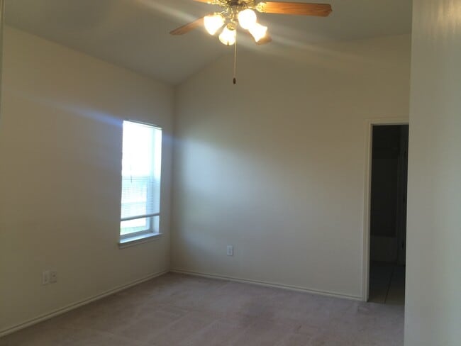 Building Photo - 3000 Clydesdale Way