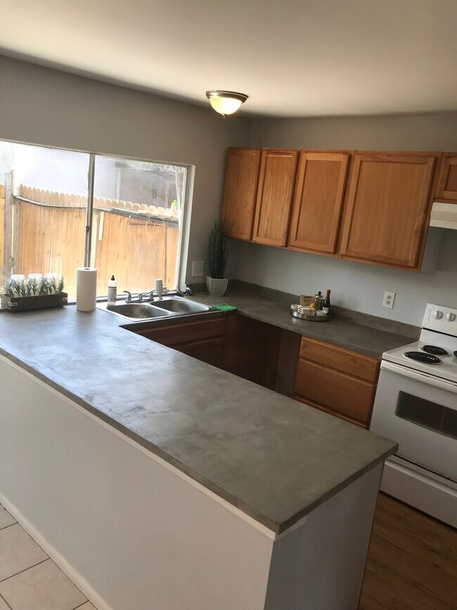 Cocina con hermosas encimeras de imitación de hormigón. - 1338 Churing Dr