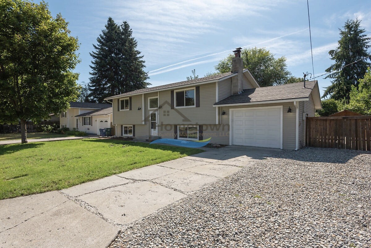 Foto principal - 3 Bedroom 2 Bath home with unique charm ri...