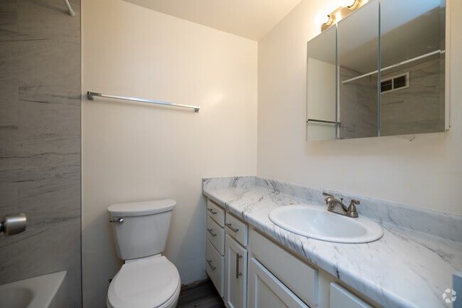 1BR, 1BA - 689SF - Bathroom - Mayor Apartments - UTILITIES INCLUDED*!