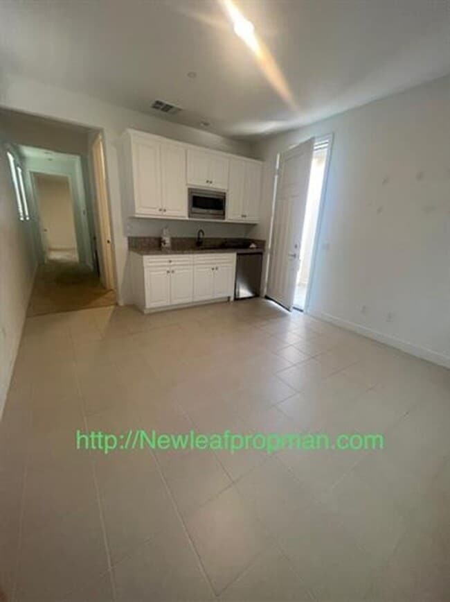 Building Photo - 1525 Winding Sun Dr