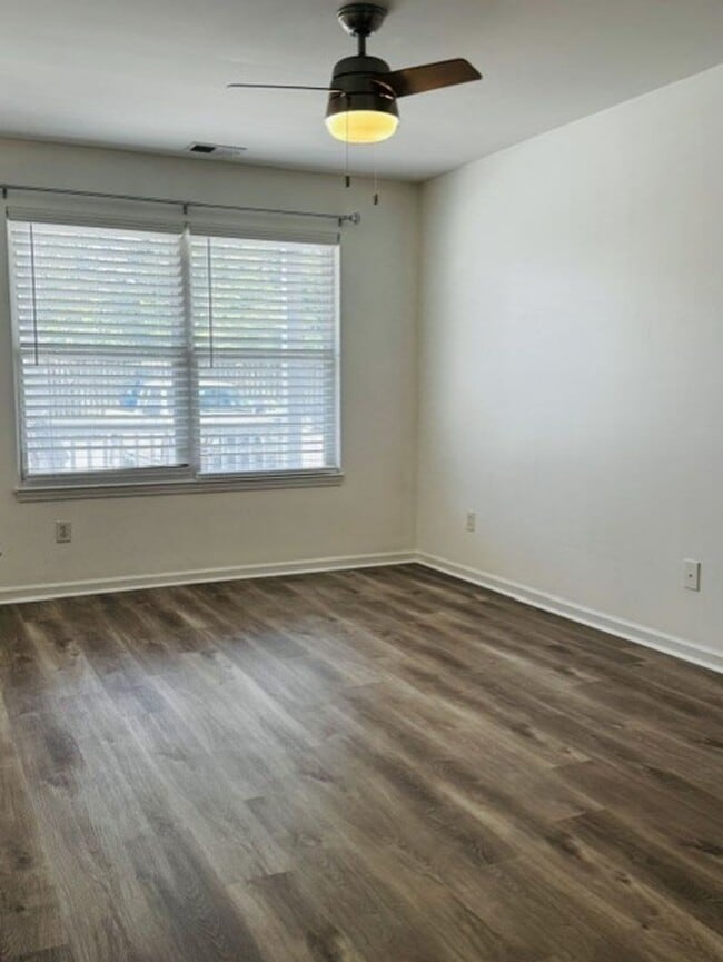 Building Photo - 2 bedroom 2 bath condo located close to beaches, shopping and restaurants