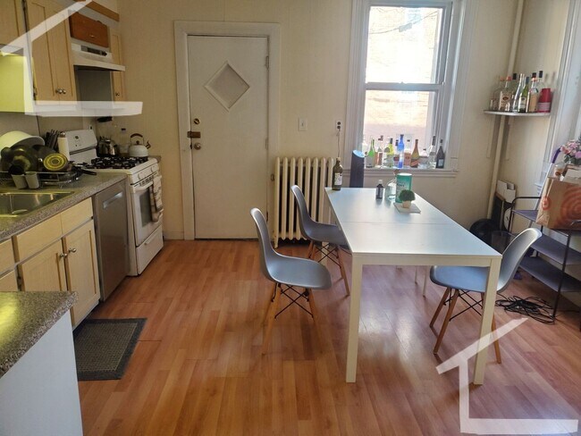 Building Photo - 5 Bed • 1.5 Bath • Oversized Apartment Fenway/BU South, 9/1/26, Laundry, Heat/HW Inc.