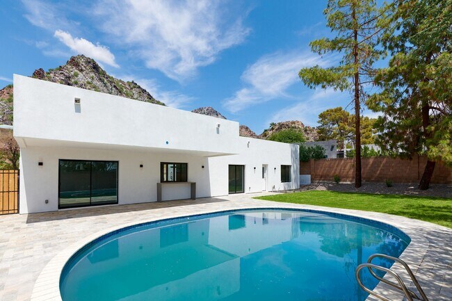 Building Photo - 2423 E Lincoln Cir