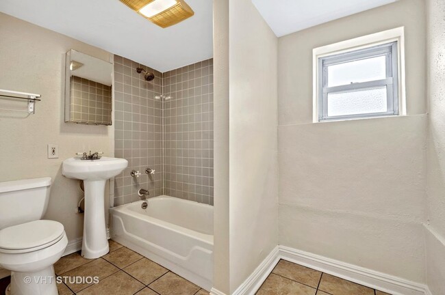 Bathroom - 2347 W Medill Ave