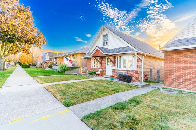 Building Photo - 6046 S Melvina Ave