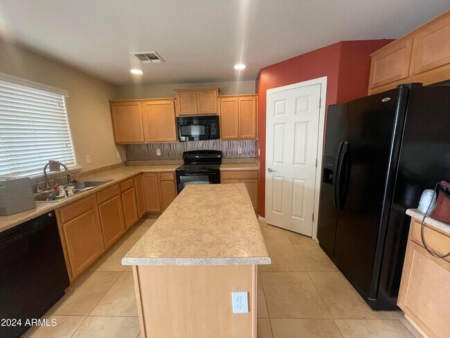 Building Photo - 2741 N Hawthorn Dr