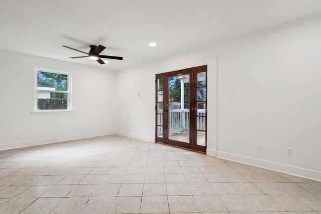 Building Photo - 231 Surgi Dr