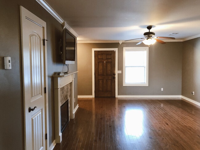 Building Photo - 2205 Ellington Dr