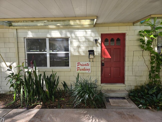 Building Photo - Conveniently located between Downtown and I4