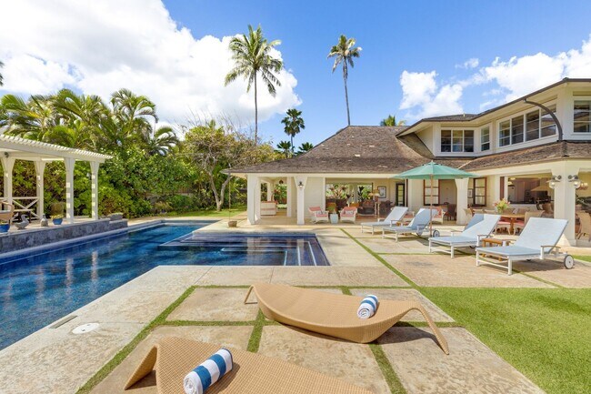 Foto del edificio - Private 7bdrm Beachfront Home w/Carriage House & Pool! Kahala Beachside Estate