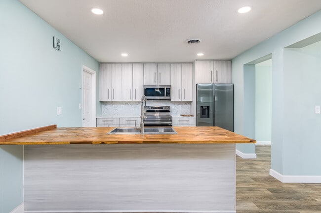 Building Photo - 1 W Point Dr