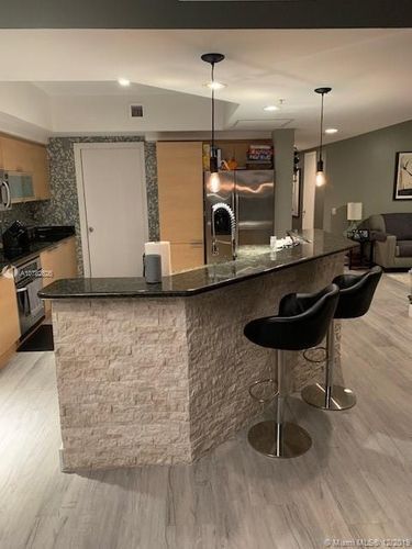 Foto del edificio - 14951 Royal Oaks Ln