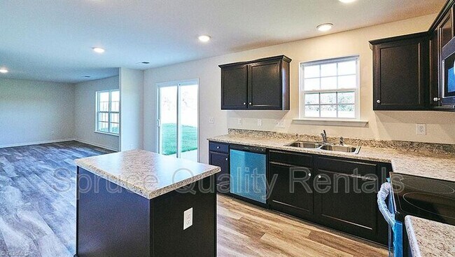 Photo - 958 Bosemon St House