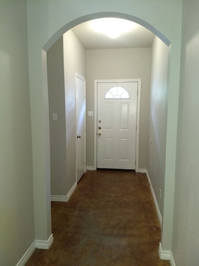 Foto del edificio - PENDING GRANITE KITCHEN UPDATE AND NEW FLO...