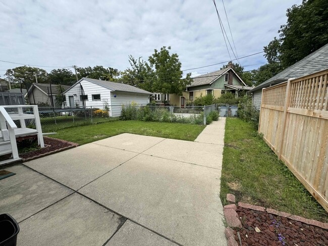 Building Photo - 2210 E Bennett Ave