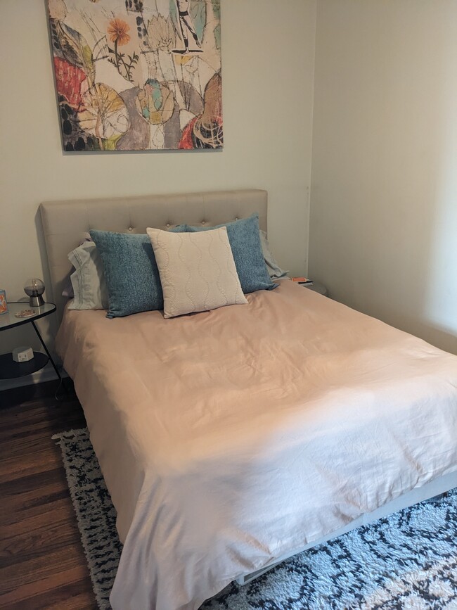 Building Photo - 733 N Noble St