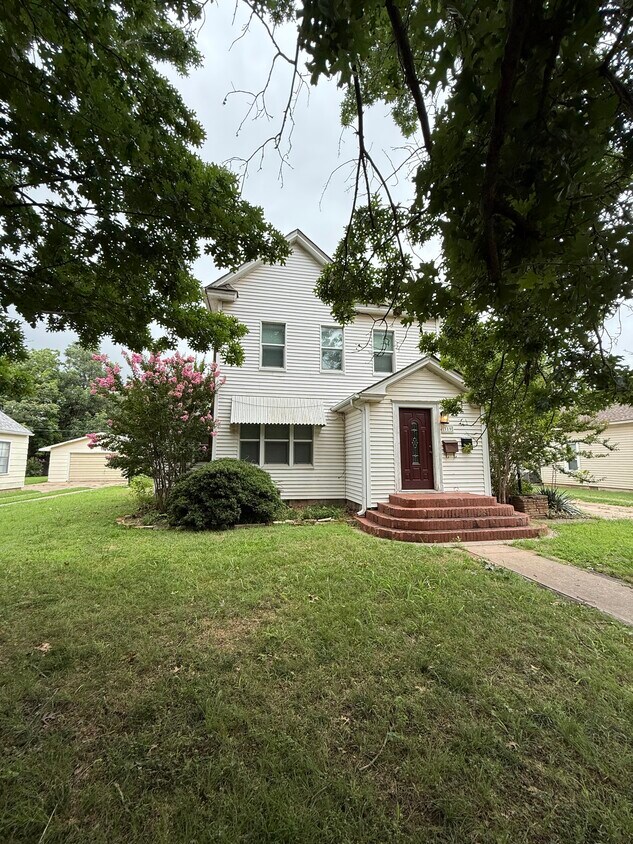 Primary Photo - 319 E Thatcher St
