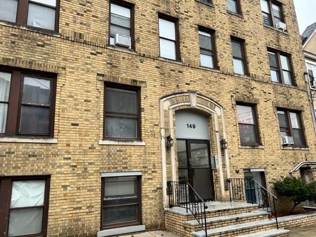 Primary Photo - 149 Zabriskie St