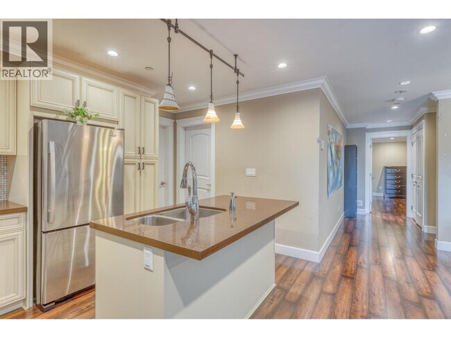 Photo du bâtiment - 1451 Mathers Ave