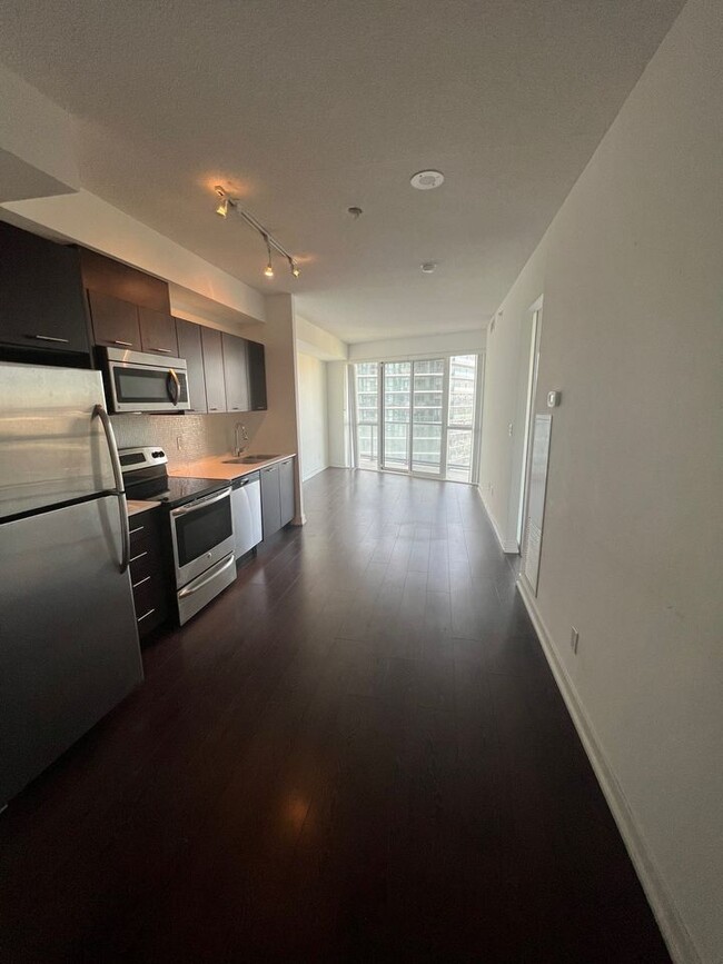 Photo du bâtiment - 1 Bedroom and Den condo Downtown Toronto w...