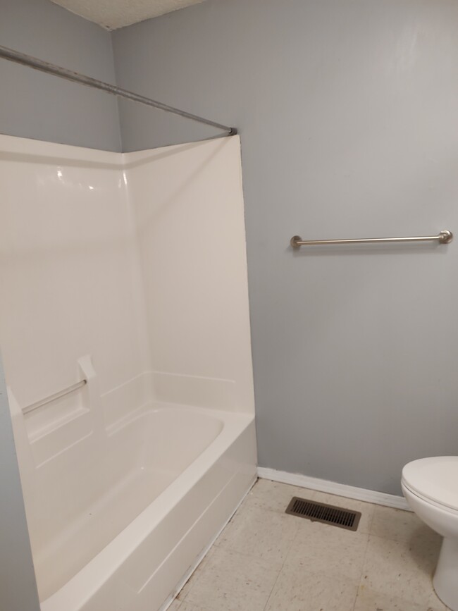bath - 5207 N Pierson St