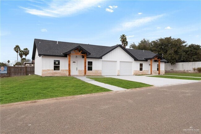 Building Photo - 1402 N Ozaka St