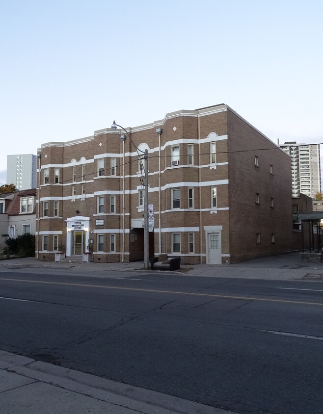 Looking southwest - 846 Broadview Av
