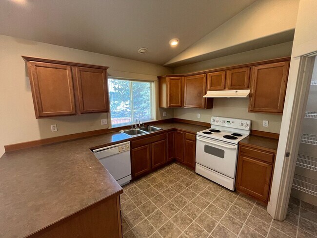 Building Photo - Cozy 3 Bed/2 Bath Single Level Home in NE ...
